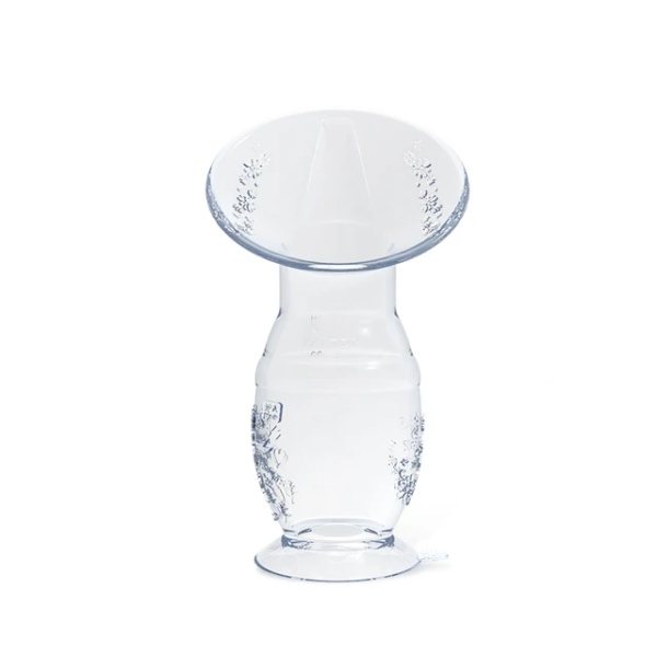 Cleaning the silicone manual breast pump, easy to sterilize for safe and hygienic use.